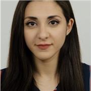 Laureata in lingue impartisce lezioni di inglese e cinese.